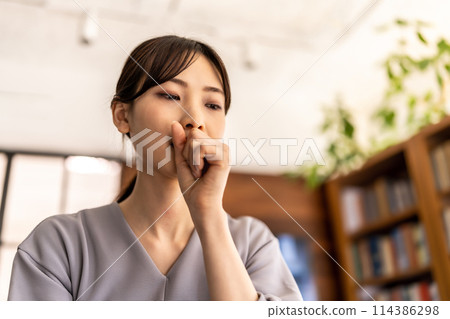 Female portrait 114386298