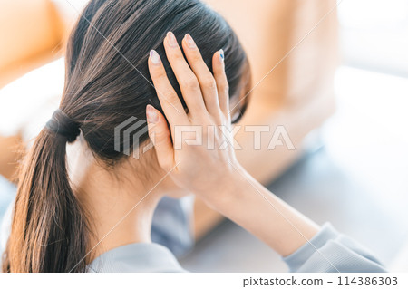 Female portrait 114386303