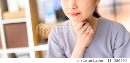 Female portrait 114386304