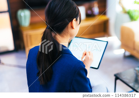 Women's portrait 114386317