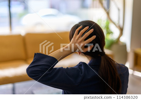 Women's portrait 114386320