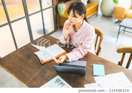 Zaitaku worker woman Zaitaku worker woman 114386324