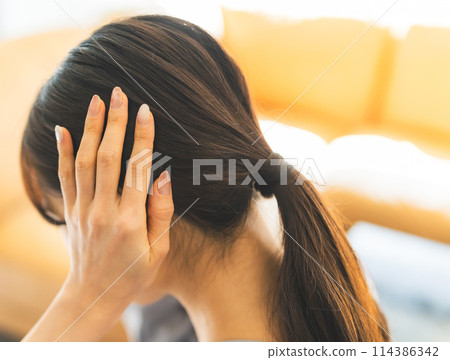 Female portrait 114386342