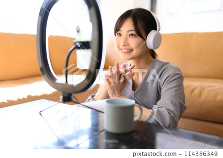 A woman delivering 114386349