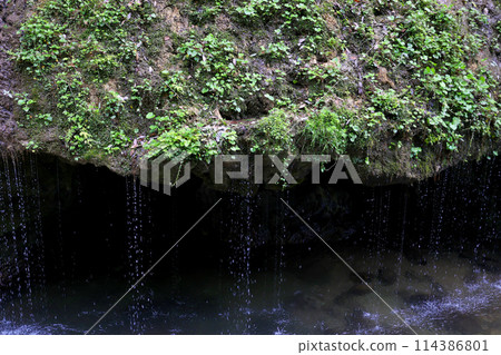 Top 100 Waterfalls in Japan: Katsuyama, Kanba Falls, Tamatari Falls, Maniwa City, Okayama Prefecture 114386801