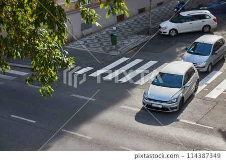 Cars on city streets turning 114387349