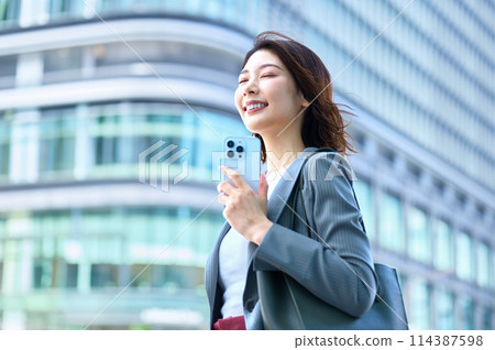 Stylish business woman commuting Stylish business woman commuting 114387598