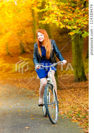 Beauty girl relaxing in autumn park with bicycle, outdoor 114389474