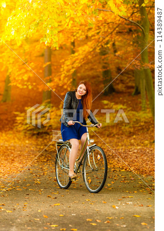 Beauty girl relaxing in autumn park with bicycle, outdoor 114389487