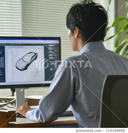 設計師 2 看著顯示器並考慮汽車設計 114389890