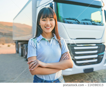 Female truck driver posing in front of the truck_2 114390313