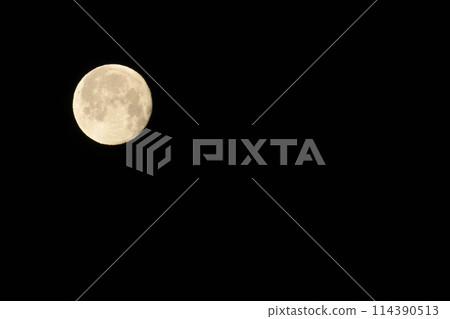 The moon of the 16th night of the 3rd month of the Yayoi period. 114390513