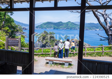 五石海岸,一家人從觀景台眺望岩手縣阿納通磯 五石海岸,一家人從觀景台眺望岩手縣阿納通磯 114390525