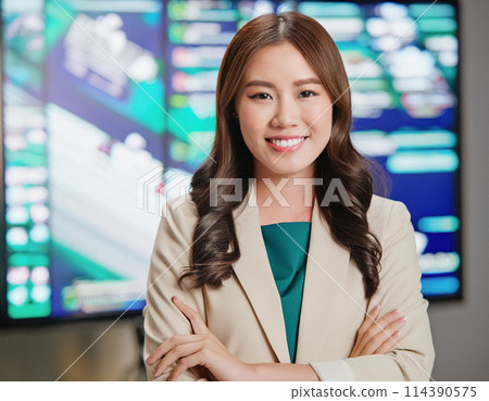 A female newscaster delivering the news with a smile_4 114390575