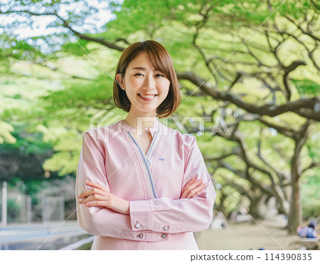 Female weather forecaster reporting the forecast outdoors_1 114390835