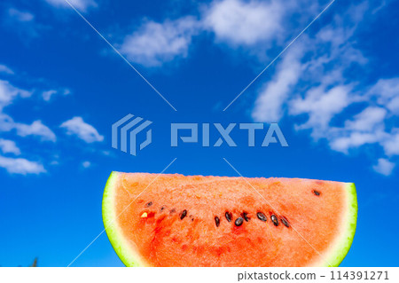 [Summer material] Watermelon and blue sky [Nagano Prefecture] 114391271
