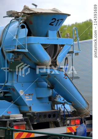 Agitator truck (concrete mixer truck) 114391689