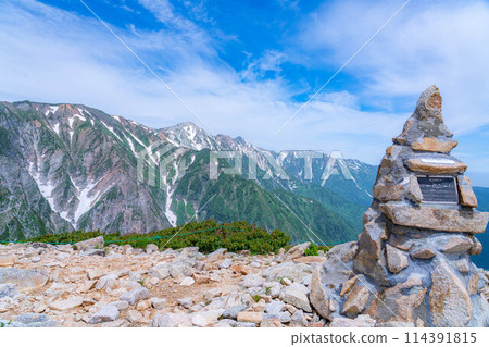 [Mountain climbing materials] Cairns and blue sky in the mountains [Nagano Prefecture] 114391815
