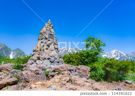 [Mountain climbing materials] Cairns and blue sky in the mountains [Nagano Prefecture] 114391822