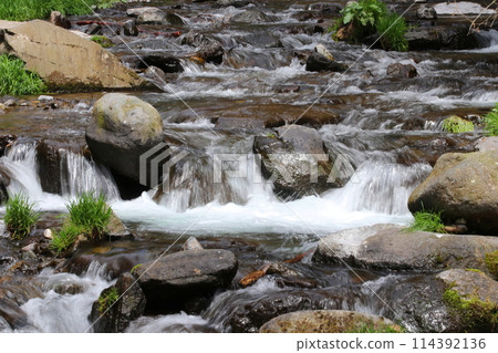 Clear waterfall, cool negative ion scenery, Sugadaira Plateau 114392136