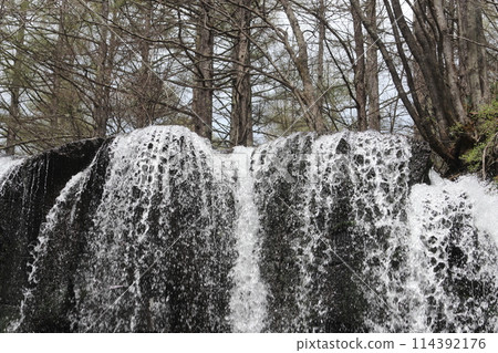 瀑布噴水，清涼溪流的負離子風景 114392176