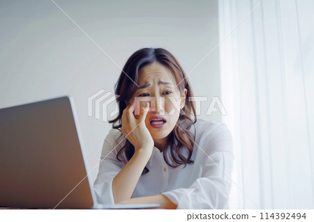 遠距辦公期間遇到麻煩的女性的 AI 影像 114392494