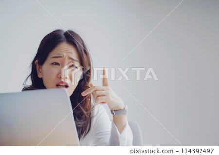 遠距辦公期間遇到麻煩的女性的 AI 影像 114392497