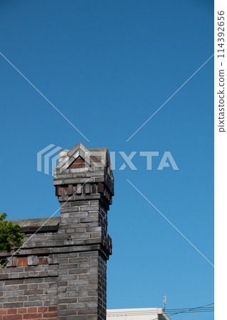 一個古老的日本私人住宅的磚 Udatsu 114392656