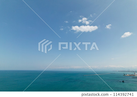 空中拍攝的雨晴海岸深藍色的大海、海岸和地平線 空中拍攝的雨晴海岸深藍色的大海、海岸和地平線 114392741