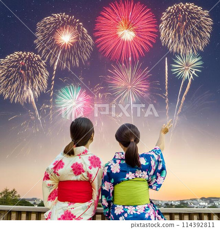 穿著浴衣的女人看著煙火 114392811