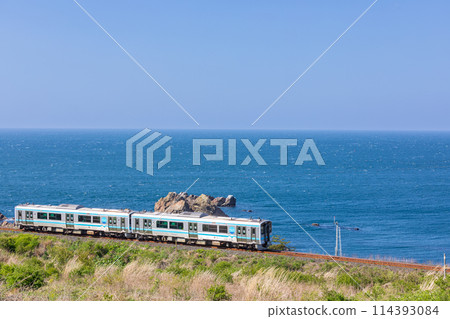 A train on the Hachinohe Line running along the Tanesashi Coast in Aomori Prefecture A train on the Hachinohe Line running along the Tanesashi Coast in Aomori Prefecture 114393084