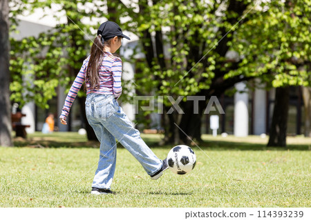 孩子們在公園踢足球 114393239