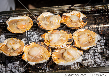 Scallops grilled on a grill 114393247