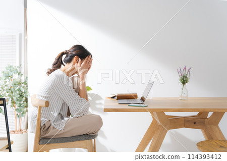 一個沮喪的看著電腦的女人 114393412