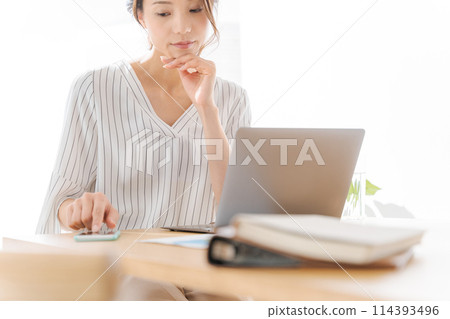 一個女人使用電腦 114393496