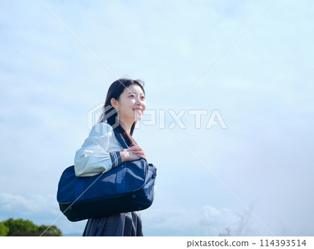 看著天空的學校女孩 114393514