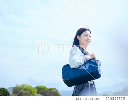 看著天空的學校女孩 114393515