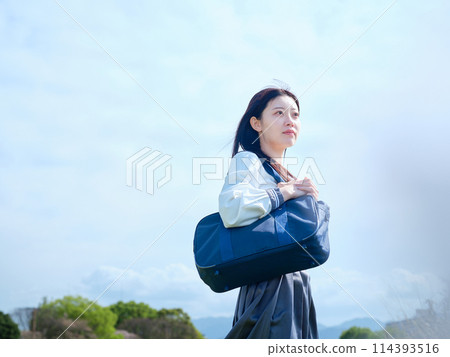 看著天空的學校女孩 看著天空的學校女孩 114393516