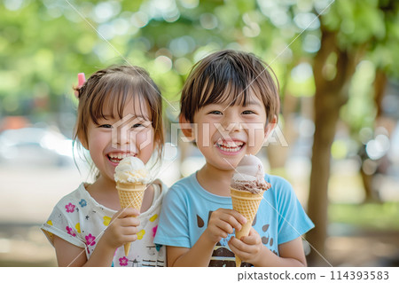 孩子們在炎熱的夏日吃冰淇淋AI圖像 孩子們在炎熱的夏日吃冰淇淋AI圖像 114393583