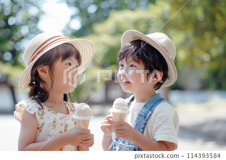 孩子們在炎熱的夏日吃冰淇淋AI圖像 孩子們在炎熱的夏日吃冰淇淋AI圖像 114393584