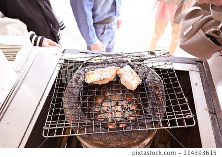 在木炭烤架上烤乾魚 114393615
