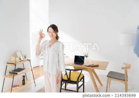 客廳裡站著一名30多歲的女士 114393699