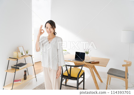 客廳裡站著一名30多歲的女士 114393701