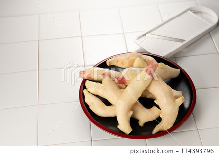 製作加里（gari），醃製的新鮮生薑，具有清爽的香氣和新鮮度。 114393796