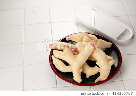 Make Gari, a sweet and sour pickled dish made with fresh ginger with a refreshing aroma and juicy flavor. 114393797