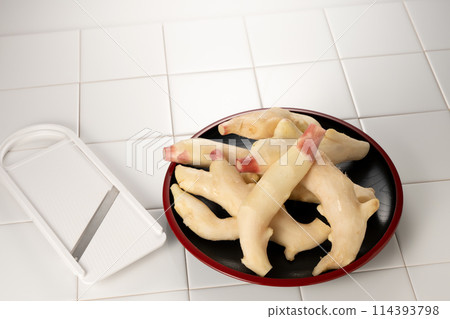 製作加里（gari），醃製的新鮮生薑，具有清爽的香氣和新鮮度。 114393798