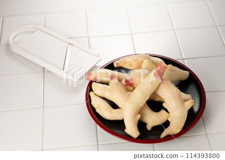製作加里（gari），醃製的新鮮生薑，具有清爽的香氣和新鮮度。 114393800