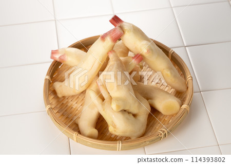 Fresh ginger with a refreshing aroma and juiciness 114393802