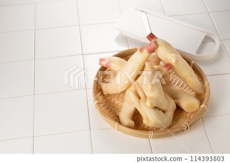 Make Gari, a sweet and sour pickled dish made with fresh ginger with a refreshing aroma and juicy flavor. 114393803