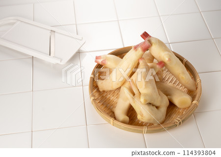 製作加里（gari），醃製的新鮮生薑，具有清爽的香氣和新鮮度。 114393804